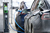 En svensk sikkerhetsekspert tror det kommer til å komme flere datalekkasjer fra verdens bilpark fremover. Her står to Teslaer og lader i Oslo. Selskapet lakk data fra overvåkningssystemene sine i 2023.
