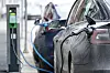 En svensk sikkerhetsekspert tror det kommer til å komme flere datalekkasjer fra verdens bilpark fremover. Her står to Teslaer og lader i Oslo. Selskapet lakk data fra overvåkningssystemene sine i 2023.