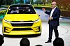Skoda-sjef Bernhard Maier viser frem Vision iV på bilmessen i Geneve i mars i år. Den nye elbilen er basert på Vision iV. Foto: Reuters