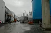 HOVEDGATEN: Rørgaten fører brønnstrømmen fra væskefangerene til prosessanlegget. Den blå tanken er lagertank for MEG.