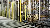 På høytlageret er det 65.000 palleplasser. Pallene løftres til og fra rullebåndet av 11 kraner, én for hver mast. Hver kran betjener 120 meter med reoler.