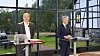 Statsminister Jonas Gahr Støre (Ap) og finansminister Trygve Slagsvold Vedum (Sp) under pressekonferansen på Blaafarveværket.