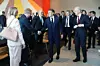 Som administrerende direktør i Innovasjopn Norge er Håkon Haugli både høyt og lavt. Her hilser han på den franske presidenten i følge med vår egen statsminister. Foto: Innovasjon Norge