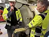 Michelin-mat, men ikke for mennesker. Christian Schlemminger vurderer å smake på kraftfôret som nylig er presset til stabile pellets. Runar Myhren fra Felleskjøpet nøyer seg med å fortelle om kvaliteten. Foto: Hege Tunstad/Gemini.no