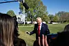 USAs president Donald Trump snakker til media foran Det hvite hus i Washington rett før han skal om bord helikopteret Marine One lørdag 11. april.