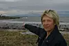UT MOT HAVET: - Jeg kommer til å lenke meg fast hvis det blir vindturbiner her ute, sier Toril Molnes.