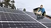 Leasing av solcelleanlegg gir både privatpersoner og bedrifter muligheten til å nyte fordelene av solenergi uten de høye oppstartskostnadene som er forbundet med å kjøpe og installere solenergisystemer.