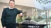 Vard-sjef Erik Haakonsholm med en modell av Kjell Inge Røkkes REV, som bygges ved Vard Brattvaag.