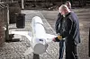 Frank Jensen, sjef på den danske fregatten «Absalon», og sjefen for danske Forsvarsministeriets Materiel- og Indkøbsstyrelse, Per Pugholm Olsen, står ved siden av en modell av NSM-missilet de har kjøpt til Danmarks fregatter. Foto: Thomas Bjørnflaten