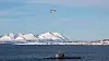 Norsk F-35A flyr over ubåten KNM Uredd. Ula-klassen skal erstattes av 212CD. Forsvarskommisjonen anbefaler at det blir seks nye ubåter, ikke fire som bestilt.