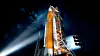 Orion: Illustrasjon av et Orion-romfartøy montert til et Space Launch System bærerakett ved Kennedy-romsenteret i Florida. Kombinasjonen får en høyde på 65 meter.