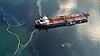 Oljelenser rundt Exxon Valdez i Prins Williamsundet i Alaska. Skipet grunnstøtte på Barrier Reef 24. mars 1989.