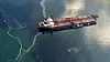 Oljelenser rundt Exxon Valdez i Prins Williamsundet i Alaska. Skipet grunnstøtte på Barrier Reef 24. mars 1989.