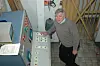 DYPT NEDE: Strålingsanlegget til Institutt for Energiteknikk ligger dypt under bakken, omgitt av tykk betong og dører av stålgitter. Avdelingsleder Jon Rambæk står her ved styringspanelet.