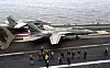 Et F-14 Tomcat-fly fra Fighter Squadron 154 skyter fart på flydekket til hangarskipet USS Kitty Hawk under en øvelse i oktober 1999. Foto: DoD photo by Airman Recruit Mara McCleaft, U.S. Navy