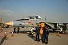 Iranske soldater fotograferes foran et iransk F-14-fly under en utstilling i Teheran i september 2015. Foto: AP Photo/Ebrahim Noroozi