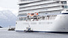 Skipssiden på cruiseskipet Viking Sky blir undersøkt. Dykkere skal og undersøke skroget.Båten ligger i havn i Molde.