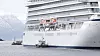 Skipssiden på cruiseskipet Viking Sky blir undersøkt. Dykkere skal og undersøke skroget.Båten ligger i havn i Molde.