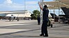 En crewchief dirigerer en F-35 på Luke i september, da F-35-flåten passerte ti tusen flytimer på denne basen. I overkant av fem prosent av dem er loggført på norske individer.