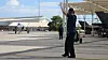 En crewchief dirigerer en F-35 på Luke i september, da F-35-flåten passerte ti tusen flytimer på denne basen. I overkant av fem prosent av dem er loggført på norske individer.