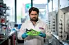 Denne terrengløpeskoen er det første kommersielle produktet som er lansert med grafén. Dr. Aravind Aijayaraghavan kan ikke si hva det neste vil bli, siden forskningen ved Graféninstituttet er industrifinansiert. Foto: Univesrity of Manchester