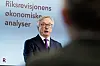 Riksrevisor Karl Eirik Schjøtt-Pedersen presenterer resultatet av den årlige revisjonen av statens regnskaper.