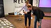 Per Hjaldahl og Mattias von Corswant demonstrerer hvordan et plankart på gulvet utløser 3D-modeller fra samme område på nettbrett og mobil. Foto: Knut Bjørheim