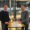 Tommy Torvanger (t.h.) signerer kontrakten for den nyeste av tre trålere sammen med Torgeir Folland fra Vard. Foto: Vard
