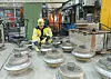 Geolog Martin Austin Stormoen i VAV-etaten Oslo kommune ved kuttere til tunnelboremaskinen som har fått sveiset på nye stålegger til å kutte videre. Foto: Joachim Seehusen