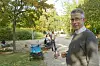 Prosjektleder Roland Veith foran en av flere samlings- og lekeplasser. Han forteller at i tillegg til å være en «minipark» med lekeanlegg og felles grill er de utformet på en måte som bidrar til utskifting av luft. Et viktig element om sommeren – Freiburg er den byen i Tyskland med flest soltimer og det kan bli svært varmt om sommeren. Alle lekeplassene er tilpasset barn av forskjellig alder – etter foreldrenes ønsker og forslag. Foto: Joachim Seehusen