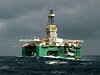 IKKE AKKURAT STUEGOLV: Sjøene kan bli mange og harde for en borerigg som Ocean Rigs Eirik Raude. Her fra boring i Barentshavet.