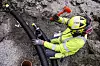 Rørlegger Slaven Proso kobler en slange som skal sveises fast til rørene som går ned i den ene 650 meters dype energibrønnen. Foto: Alf Bergin