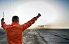 Her starter den historiske flyturen Jorda rundt med kun solkraft. Bertrand Piccard står på rullebanen, mens André Borschberg er om bord i Solar Impulse 2.