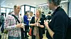 Bjørn Thorud i Multiconsult, Mette Kristine Kanestrøm i Solenergi Fusen og Peter Bernhard i Asplan Viak (med ryggen til) diskuterer det norske prisnivået på solcelleinstallasjoner under fredagens presentasjon av markedstallene for solceller i 2017. Foto: Hanne Løvik