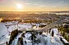 Sol og klarvær over det meste av Oslo. Men nede på bakken, omtrent rett under dronen, så snør det. Ytterst lokalt. Foto: Eirik Helland Urke