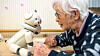 90 år gamle Yuriko Tanaka trives når hun får bruke tid med robothunden Aibo. – Han er alltid glad og vil gjerne spille spill eller prate, sier hun.