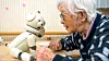 90 år gamle Yuriko Tanaka trives når hun får bruke tid med robothunden Aibo. – Han er alltid glad og vil gjerne spille spill eller prate, sier hun.