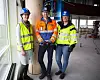 Stine Hostad (t.v.) er leder i Entra Trondheim, John Kjøren er prosjektleder i Skanska og Nina Eriksen er prosjektleder i Entra for Powerhouse Brattørkaia. Foto: Tuva Strøm Johannessen
