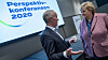 Statsminister Erna Solberg (H) og finansminister Jan Tore Sanner (H) i samtale på regjeringspartienes perspektivkonferanse.