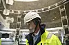 Kai-Erik Clemmesen fra Baltrader måtte inn i stålrøret til rotorseilet for å se hvordan det virker. En elektromotor dreier en kompositthylse på utsiden for å oppnå sug-effekten (Magnus-effekten). Foto: Tore Stensvold
