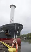 Det 24 meter høye rotorseilet har en diameter på fire meter og dreises rundt med opp til 225 rpm med en 80 kW elektromotor. Den såkalte Magnus-effekten gjør at skipet «trekkes» framover. Foto: Tore Stensvold