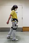 Den elektriske gåstøtten brukes primært av slagpasienter som skal lære seg å gå igjen. Apparatet kan føle nerveimpulsene i beinmusklene og bidrar til å styrke bevegeligheten. Foto: Said Karlsson
