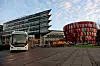 Her på Lindholmen skal det bygges en innendørs busstopp for de ladbare bussene som i juni neste år settes i drift gjennom prosjektet ElectriCity. Bussen på bildet er en av hybridprototypene.