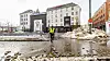 Slik så det ut ved Jernbanetorget i Oslo sentrum mandag formiddag. En mann forsøker å passere den oversvømte gaten. Foto: Arash A. Nejad