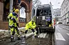 Også Oslo sporveier rydder snøen for å få sporvekslingen til å fungere for trikken. Foto: Arash A. Nejad