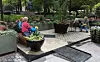 Slik midlertidige fortauet i Helsinki er satt opp for å gjøre veibanen smalere. Denne terrassen er plassert i et område der det ofte er oversvømmelse. Da virker fortauet også som et regnbed, som fører regnvannet ned i kloakken. Foto: Helsinki kommune/WSP
