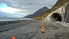 Her, fra søndre tunnelportal, skal de 350 metrene med ny vei og ekstra sikring bygges.