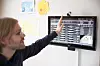 På hovedskjermen på kjøkkenet, kan ekteparet Askvik Ognedal lese av informasjon om temperatur i alle rom, og annen info samlet inn av et utall magnetfølere, sensorer og videokameraer plassert rundt i og rundt huset. De fleste funksjoner er automatisert. Bilde: Foto