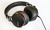 Det er ingen tvil om at Sony MDR-1A BT er bra saker. De har kabel, Bluetooth, NFC og kontrolleres med fingerberøring på den ene klokken. De er solid bygget, men lyden heller litt for mye mot bassen. Vi kunne ønsket oss et åpnere lydbilde med mer diskant.