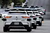 En rekke Waymo-robotaxier på vei gjennom North Beach i San Francisco i California. Flere Waymo-kjøretøy ble tauet bort etter at selskapet opplyste at kjøretøyenes batterier gikk tomme mens de satt fast i tett trafikk under 4. juli-feiringene i San Francisco i år.